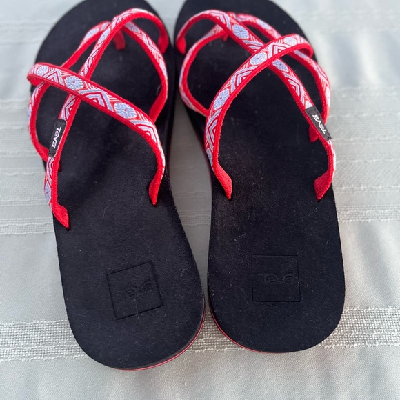 Teva Red and White Patterned Strappy Flip Flops size 11 - Picture 3 of 5